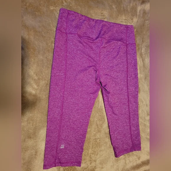 Victoria's Secret VSX sport Capri leggings - Picture 2 of 3